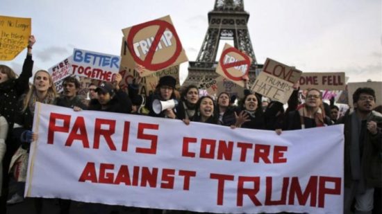 Κάτοικοι του Παρισιού βρήκαν ευκαιρία να διαδηλώσουν κατά του Τραμπ