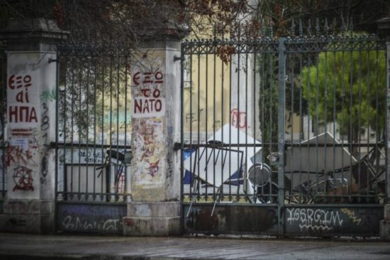 Τρεις προσαγωγές στο Πολυτεχνείο – Προσπάθησαν να αναρτήσουν ναζιστικό πανό