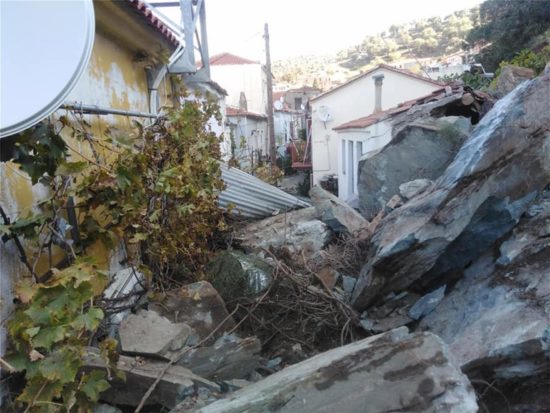 Τρόμος στο Πλωμάρι της Λέσβου: Βράχοι καταπλάκωσαν σπίτια
