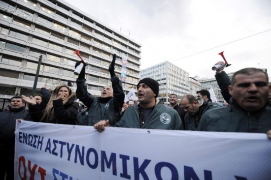 Σφοδρές αντιδράσεις για τα κουτσουρεμένα αναδρομικά στα ειδικά μισθολόγια