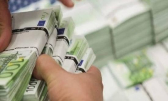 Φόροι και κατασχέσεις εξανέμισαν 600 εκατ. ευρώ καταθέσεων