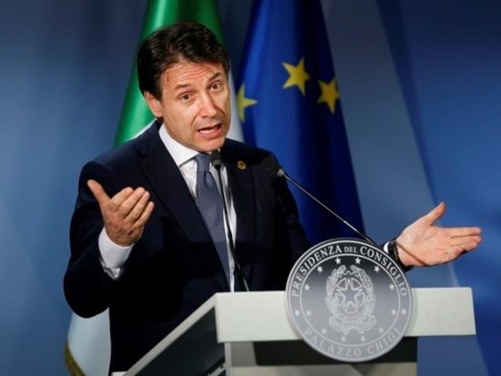 Η ιταλική κυβέρνηση κάνει πίσω στις πιέσεις των Βρυξελλών για το έλλειμμα