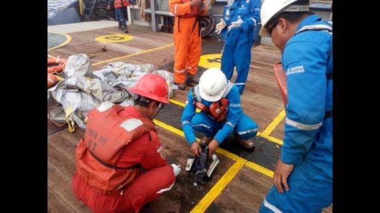 Ινδονησία: Δύτες εντόπισαν το ένα από τα μαύρα κουτιά του μοιραίου Boeing της Lion Air