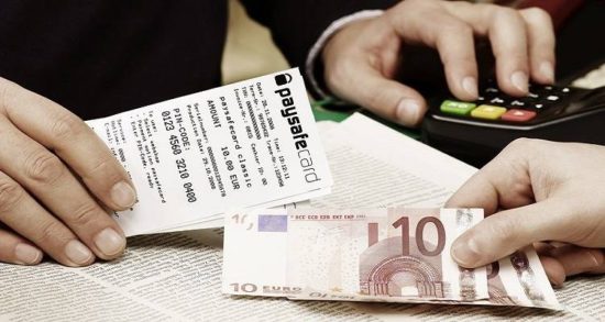 Όλες οι ανατροπές στη χρήση μετρητών για τις καθημερινές συναλλαγές