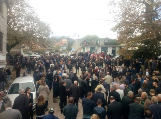 Πλημμύρισαν με ελληνικές σημαίες οι Βουλιαράτες στην κηδεία του Κατσίφα