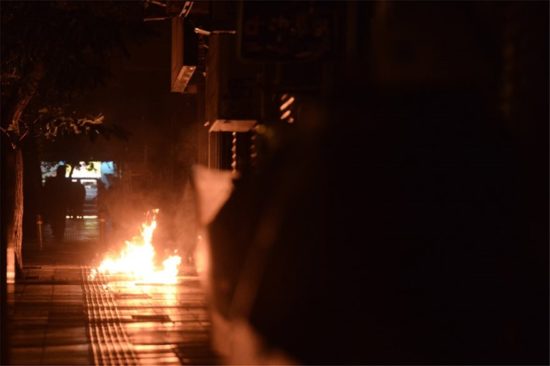 Φωτιές και μολότοφ στα Εξάρχεια