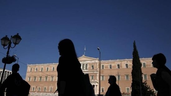 Έρευνα: 7 στους 10 δεν βλέπουν καμιά βελτίωση στα οικονομικά τους μετά τα μνημόνια