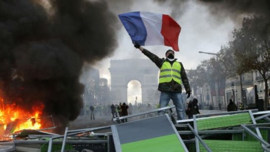 Τα «Κίτρινα Γιλέκα» δεν υποχωρούν – Ετοιμάζουν την «5η πράξη»
