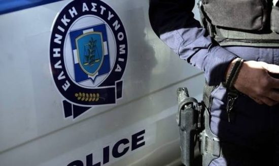 Ομόνοια: Άντρας ανέβηκε στο γλυπτό της πλατείας