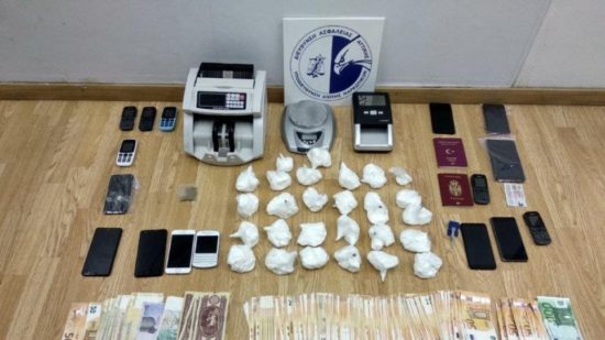 Εξαρθρώθηκε διεθνές κύκλωμα που θα γέμιζε ναρκωτικά τη χώρα