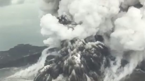 Βίντεο που προκαλεί ανατριχίλα από την έκρηξη του ηφαιστείου στην Ινδονησία