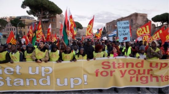 Ρώμη: Χιλιάδες διαδηλωτές πραγματοποίησαν πορεία υπέρ των μεταναστών