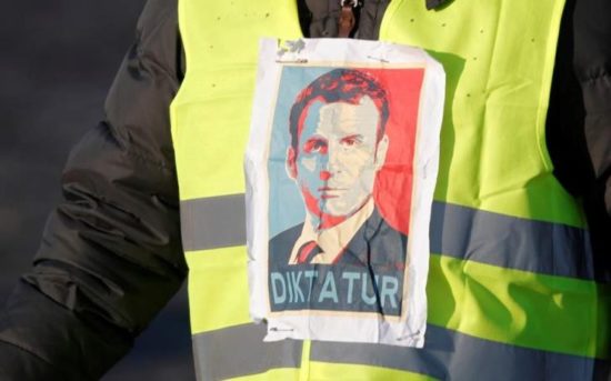 Τα «κίτρινα γιλέκα» στριμώχνουν τον Μακρόν – Όχι σε κατάσταση έκτακτης ανάγκης
