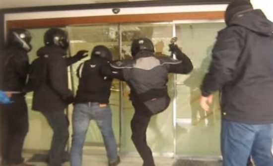 Επίθεση του Ρουβίκωνα στο δημαρχείο Αλίμου – Δύο προσαγωγές