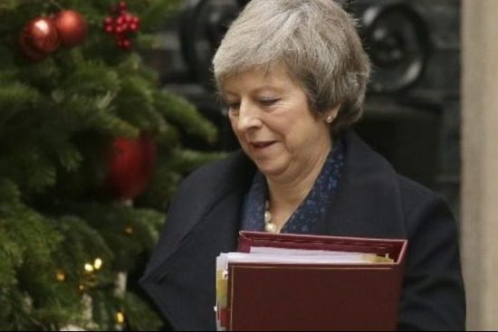 «Λαβωμένη» επιστρέφει η Μέι στην απελπισμένη μάχη του Brexit