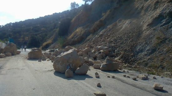 Νέες κατολισθήσεις βράχων στο Πλωμάρι από τις έντονες βροχοπτώσεις