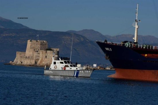 Αποκολλήθηκε το πλοίο που είχε προσαράξει σε αβαθή στο λιμάνι Ναυπλίου