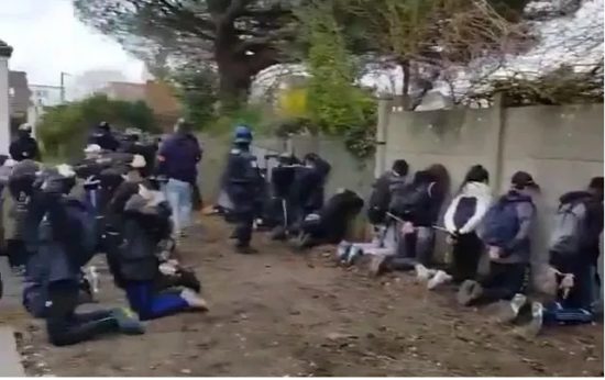 Γαλλία: Αστυνομικοί έβαλαν μαθητές από τα «κίτρινα γιλέκα» να γονατίσουν και να βάλουν τα χέρια στο κεφάλι