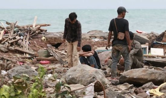 Βιβλική καταστροφή στην Ινδονησία: 281 νεκροί από το φονικό τσουνάμι
