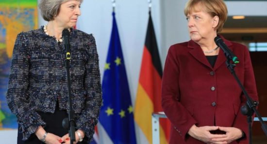 «Όχι» από Μέρκελ στη Μέι για επαναδιαπραγμάτευση για το Brexit