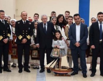 To Σώμα Προσκόπων έψαλε τα κάλαντα στον υπουργό Ναυτιλίας