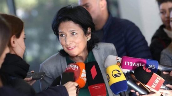 Σαλομέ Ζουραμπισβίλι: Με το βλέμμα στην Ευρώπη, η πρώτη γυναίκα πρόεδρος της Γεωργίας