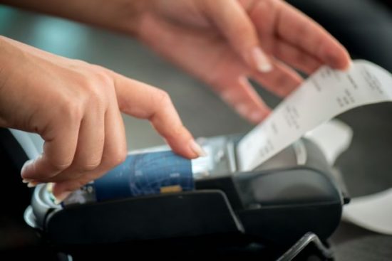 Αυξάνεται το ποσοστό των e-αποδείξεων για το «χτίσιμο» του αφορολόγητου