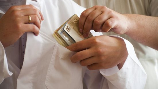 «Φακελάκια» €1,7 δισ. ετησίως στις τσέπες γιατρών