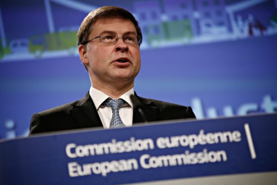 Προειδοποιήσεις Ντομπρόβσκις για κατώτατο μισθό και «κόκκινα» δάνεια