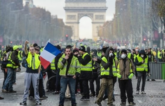 Παρίσι: Βίαιες συγκρούσεις των «Κίτρινων Γιλέκων» με την αστυνομία