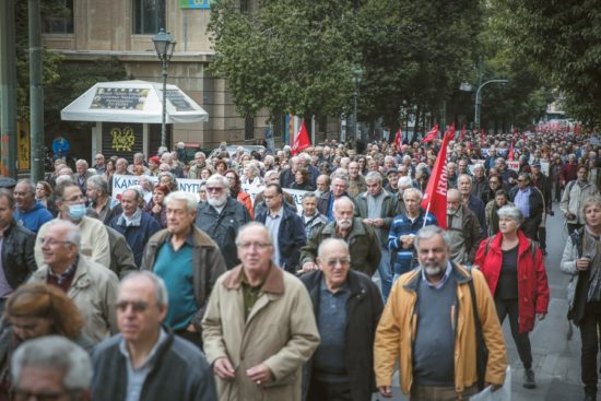 Περιμένοντας τους δανειστές για συντάξεις, κατώτατο μισθό