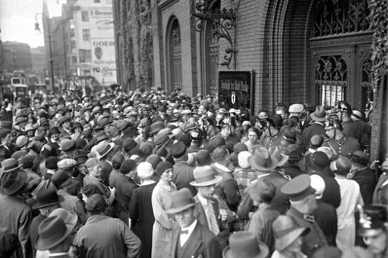 "Bank run 1931" - Ο κόσμος αποσύρει μαζικά τις καταθέσεις του εν μέσω πανικού