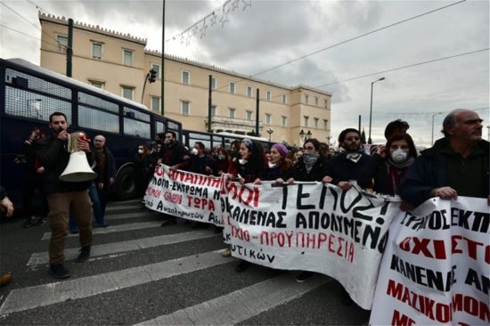 Επεισόδια και χημικά στην συγκέντρωση εκπαιδευτικών στο Σύνταγμα- Μια τραυματίας