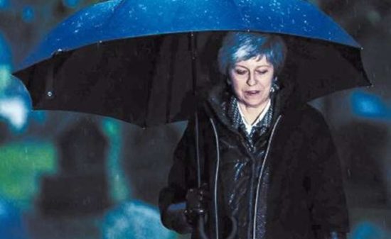 Πύρρειος νίκη για τη Μέι: Πώς θα διαχειριστεί το Brexit