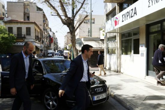 Μαζεύουν ψήφους για να «περάσουν» τη Συμφωνία των Πρεσπών