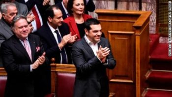 Politico: Ο Τσίπρας με τη Συμφωνία των Πρεσπών «ξεπληρώνει» τους Ευρωπαίους για το 2015