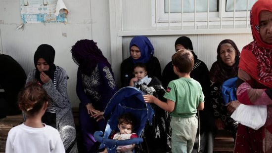 Oxfam: Οι γυναίκες στη Μόρια φορούν πάνες τη νύχτα για να μην τις βιάσουν!