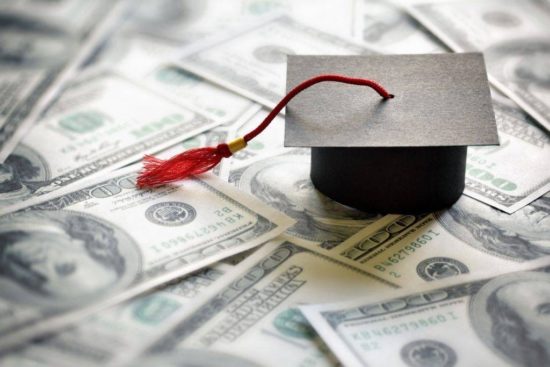Fed: Οι νέοι Αμερικανοί δεν αγοράζουν σπίτια λόγω υπέρογκου φοιτητικού χρέους