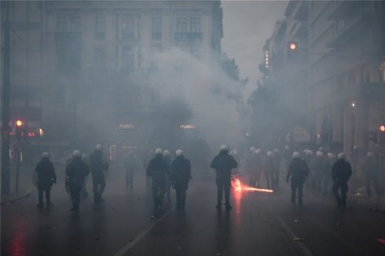 Η ΕΛΑΣ άφησε τους ακραίους να διαλύσουν το συλλαλητήριο για τη Μακεδονία