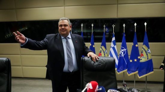 Φιέστα με μαχητικά αεροσκάφη στην αποχώρηση Καμμένου