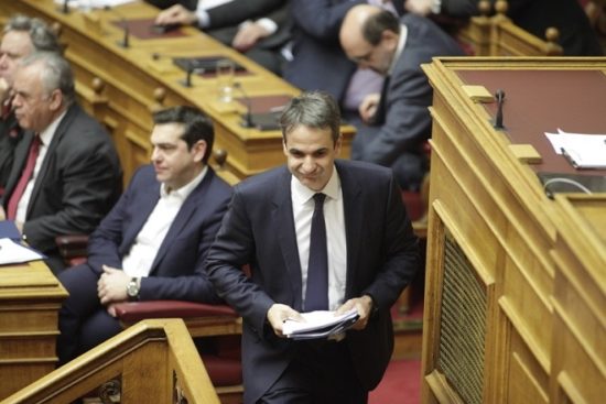 Με την πρόταση δυσπιστίας ανά χείρας στη Βουλή ο Μητσοτάκης