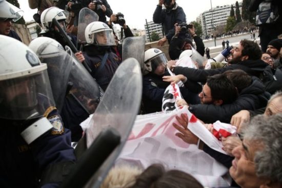 Νέα 24ωρη απεργία εκπαιδευτικών για τα χημικά και το ξύλο από τα ΜΑΤ