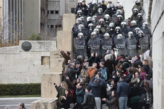 Χημικά και επεισόδια στην πορεία των εκπαιδευτικών – Δύο τραυματίες