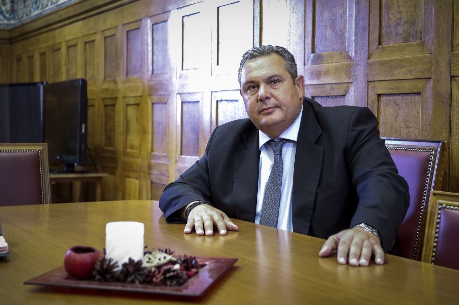 Με έπαρση σημαίας στον Γράμμο καλημέρισε στο twitter ο Καμμένος