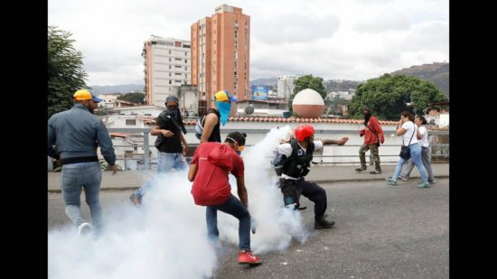 Στο χείλος του εμφυλίου η Βενεζουέλα – Αιματηρά επεισόδια