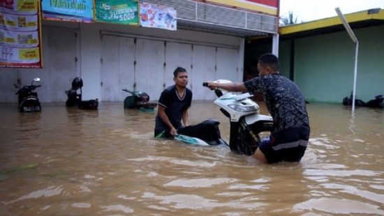 Ινδονησία: 59 νεκροί από πλημμύρες και κατολισθήσεις στο Σουλαουέζι