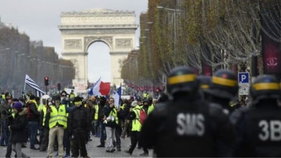 Συνεχίζουν για ένατο Σάββατο τις κινητοποιήσεις τα «κίτρινα γιλέκα»
