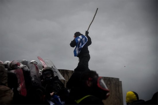 Η προβοκάτσια των κουκουλοφόρων και η διάλυση της συγκέντρωσης από την αστυνομία