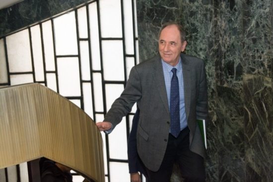 ΥΠΕΝ: Τι συζήτησε ο Σταθάκης με τους εκπροσώπους της Tesla