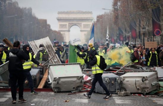 Γαλλία: Ζημίες εκατομμυρίων ευρώ καταγγέλλουν οι δήμαρχοι λόγω «Κίτρινων Γιλέκων»